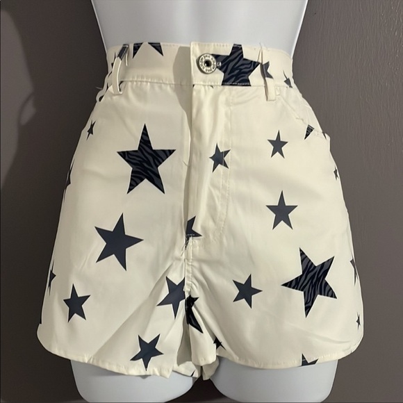 Umgee Pants - UMGEE super cute black/white women's star shorts! (NWT)